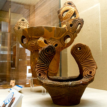 神奈川県埋蔵文化財センター　縄文時代中期の土器の展示