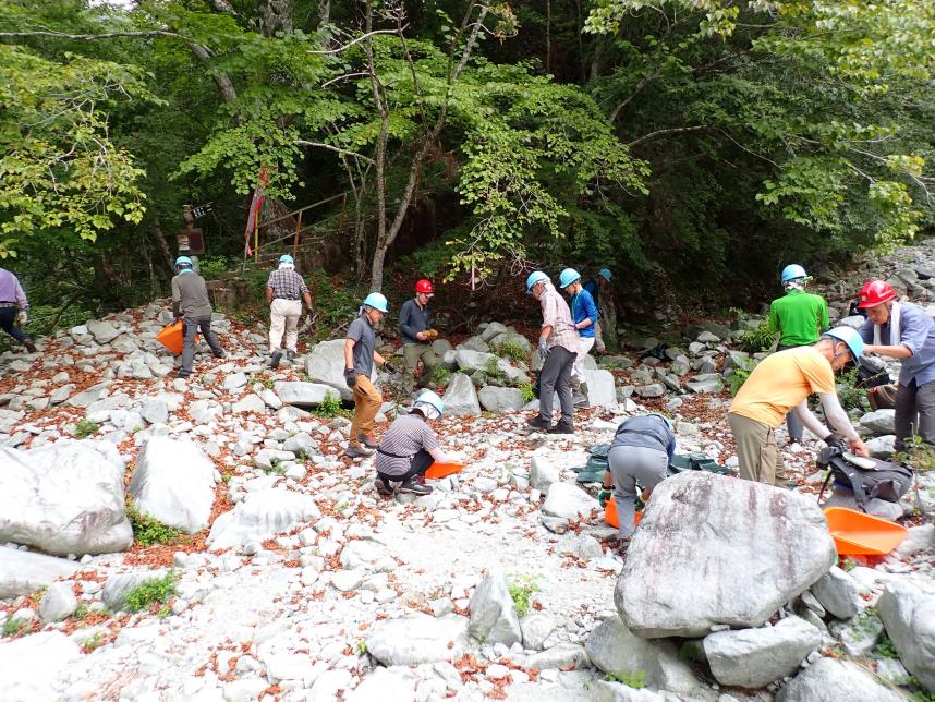 自然公園指導員による登山道補修作業