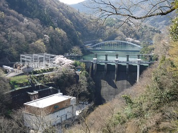 B地点（ダム下流左岸側）から撮影した写真