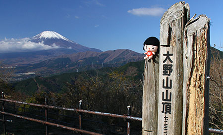 大野山山頂で記念写真に納まるキンタロウ