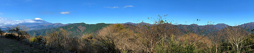 大野山山頂からの眺め。富士山と西丹沢の山並み