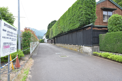 道路に面した木の塀