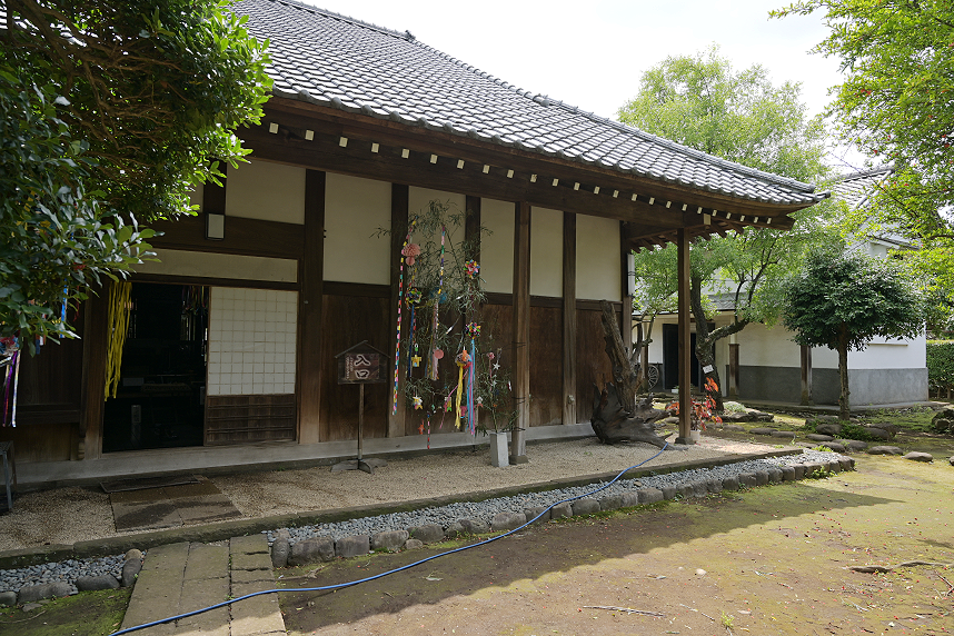 山十邸通用口から中に入る