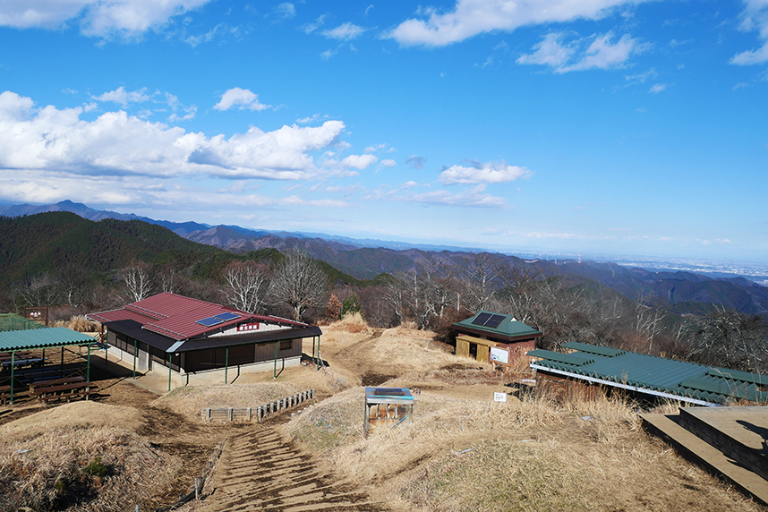 陣馬山山頂にある信玄茶屋
