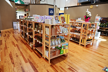 やまなみ温泉中央ホール商品陳列