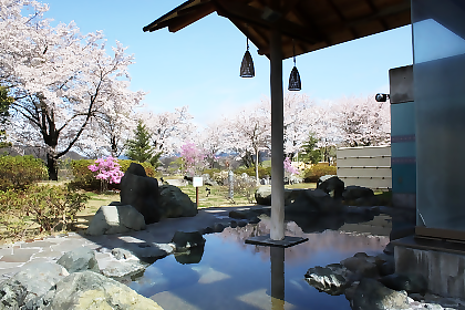 やまなみ温泉の桜と露天風呂