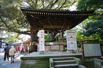 境内内にある梵鐘付近の風景