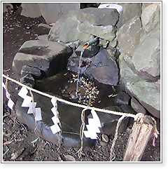 座間神社の神水の写真