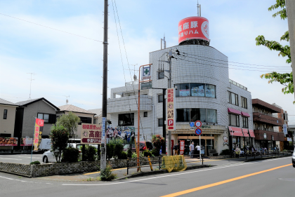 主要道路側からの店舗の外観