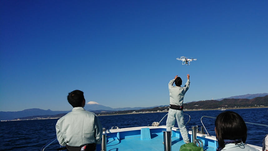 写真：船上でドローンの離陸や回収を行う様子