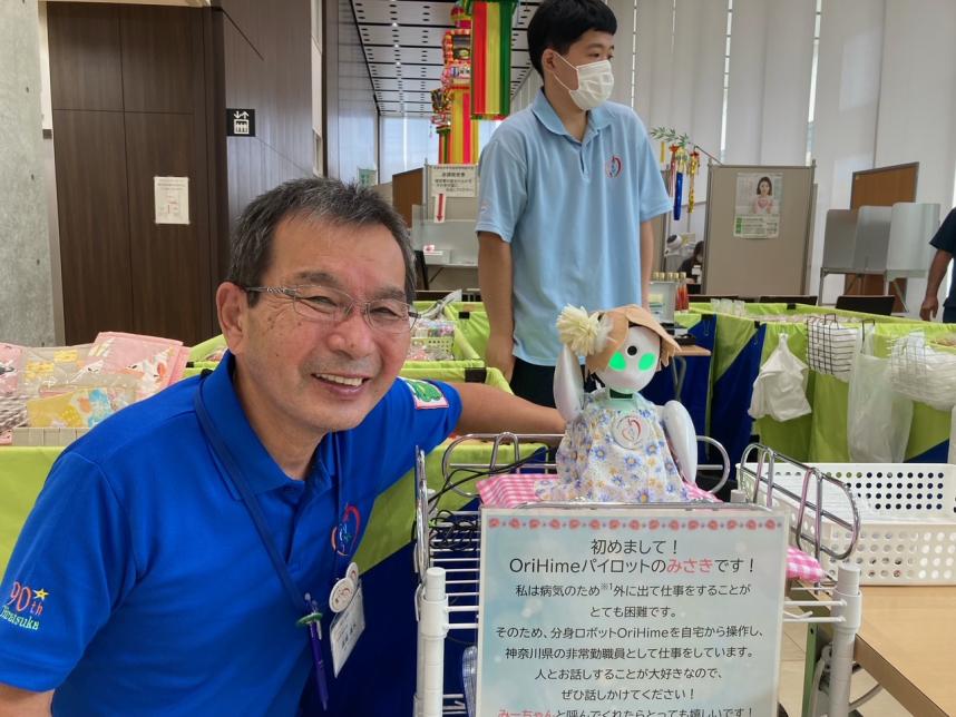 平塚市障がい者福祉ショップありがとうの店員の皆さんとオリヒメの写真