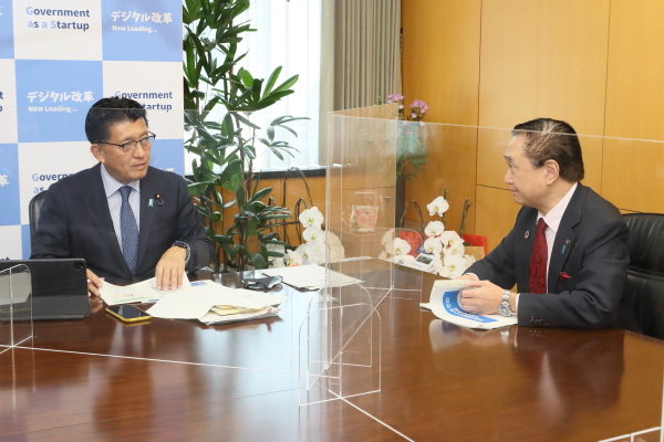 意見交換する平井大臣と知事