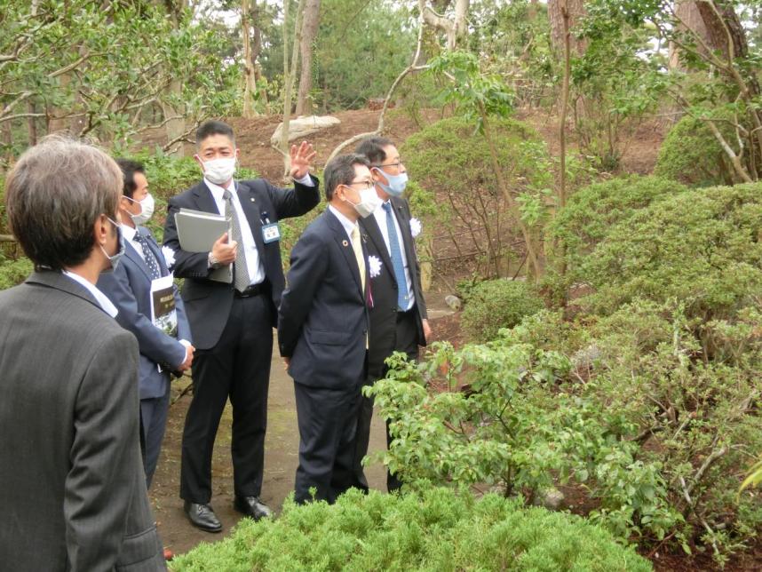 公開された庭園を見学する嶋村議長（右から２人目）