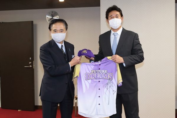 ユニフォームをもつ知事と代表
