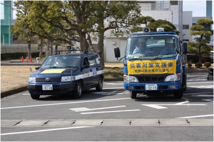 被災地へ向かう車両の写真