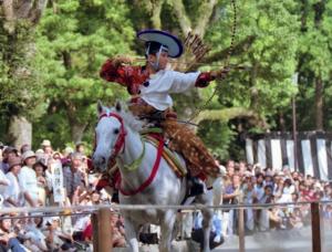 神事を執行する小笠原清基さん