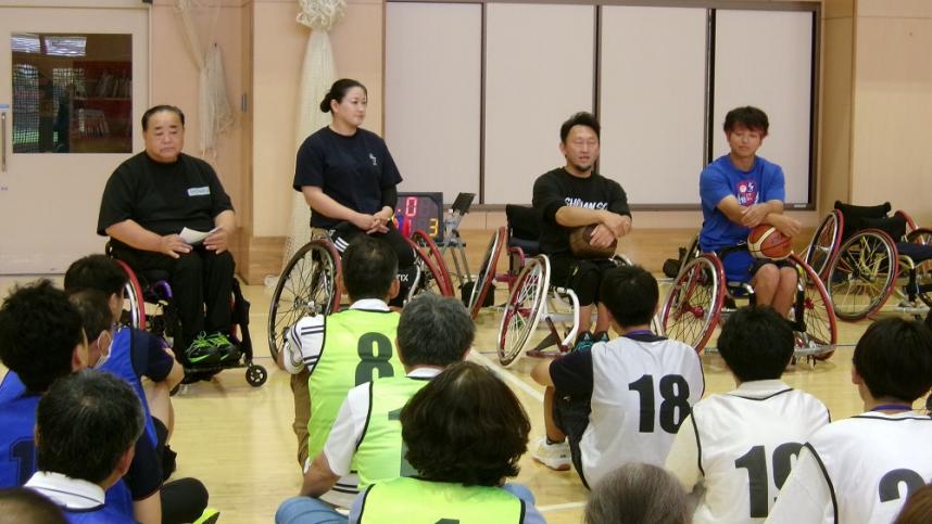 湘南スポーツクラブの皆さんが受講者に挨拶する写真