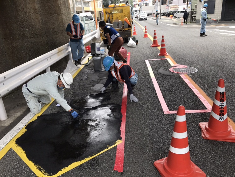 02道路監視員による補修作業