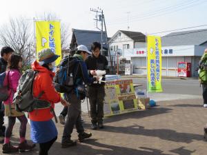 登山口で普及啓発活動を行うかながわパークレンジャー