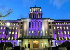 紫色ライトアップ県庁
