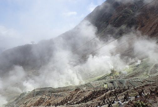 写真：噴気を上げる大涌谷（2021年3月）