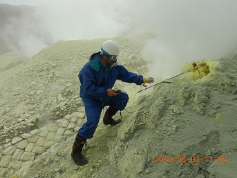 写真：放出される火山ガスの採取を行う代田研究員