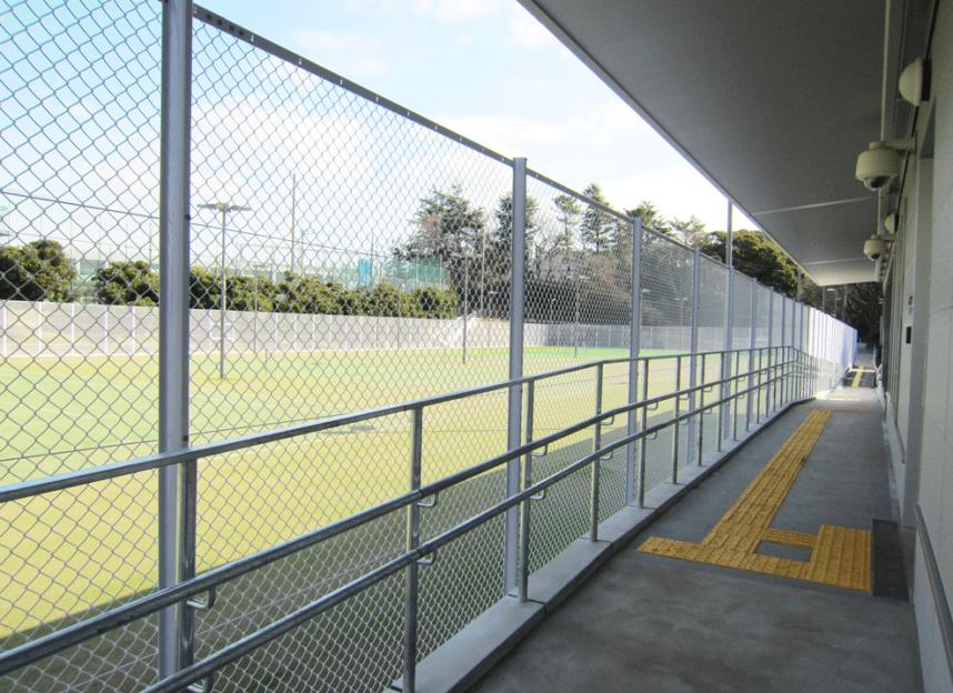 テニスコート前の廊下と更衣室前の黄色い点字ブロック