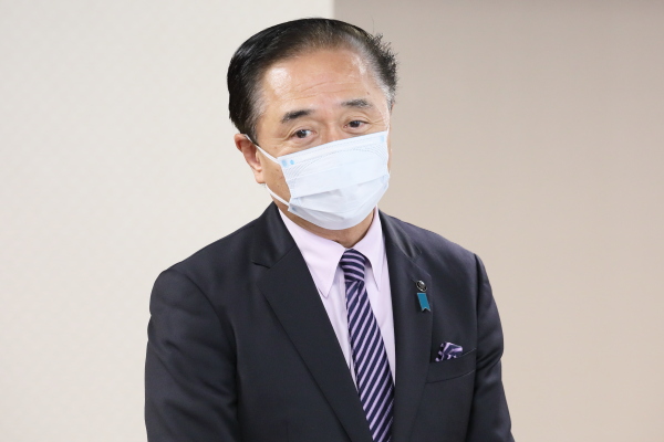 感謝を申し上げる知事