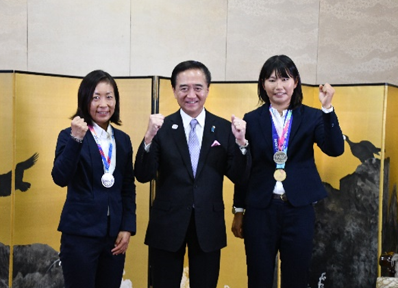 セーリング競技470級女子吉田・吉岡ペア知事表敬訪問で黒岩知事と記念写真