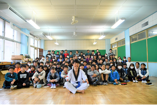 パラテコンドー阿渡健太選手と旭小学校の6年生児童達の記念集合写真