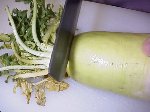 写真：ダイコン葉を切り落とす
