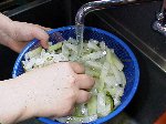 写真：揉み込み後の水洗い