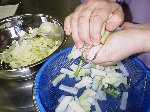 写真：（7）の材料を手で絞る。