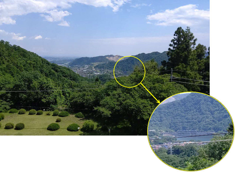 遠くに見える城山ダムの写真