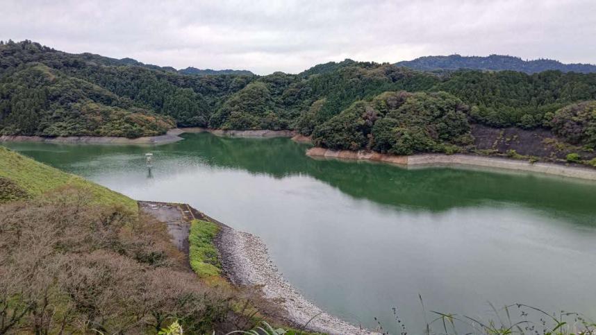 展望台から見た城山湖の写真