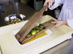 写真：その間に半分に切った摘果ミカンを挟んで、果汁を搾ることもできます