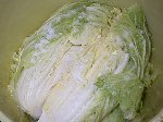写真：漬物容器に詰める