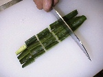 写真:キュウリは縦に四つ割りにしてから3cmくらいに切る