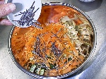 写真:材料を入れて混ぜ合わせる