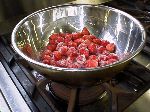 写真：イチゴを加熱するところ