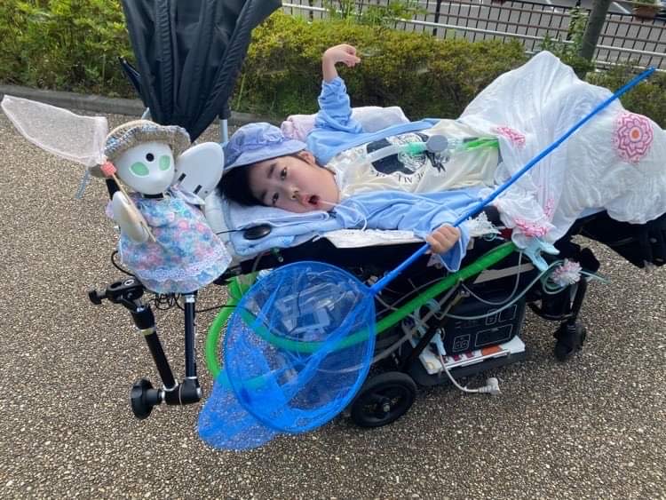 古川さんがストレッチャー型車椅子に乗っている写真