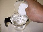 写真：分量の水に塩を溶かす