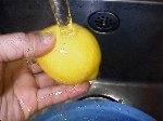 写真：レモンはよく洗う