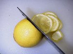 写真：1cm程度に切ったレモン