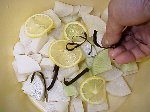 写真：漬け込み容器にダイコン、レモン、昆布を入れる。