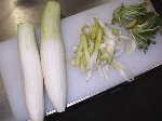 写真：ダイコンの皮と葉は刻んで塩もみにしても良い