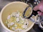 写真：差し水（塩水）を回しかけながら入れる