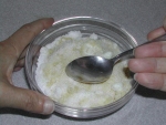 写真2：調味料よく混ぜ合わせる