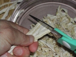 写真：割り干しダイコンを束ねてハサミで切る