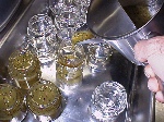 写真：殺菌したガラス瓶にジャムを入れる